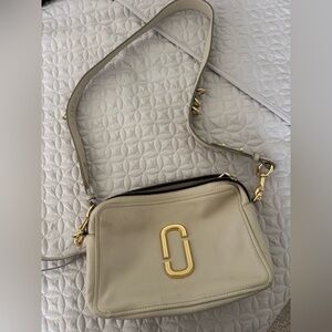 Used: Marc Jacobs Cream Crossbody Bag